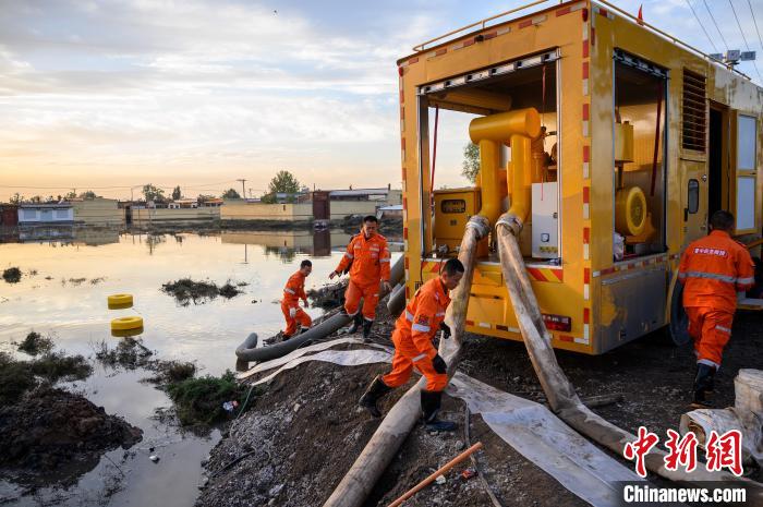 洪水倒灌義安鎮(zhèn)桑柳樹村，救援人員使用大型設(shè)備排洪?！№f亮 攝