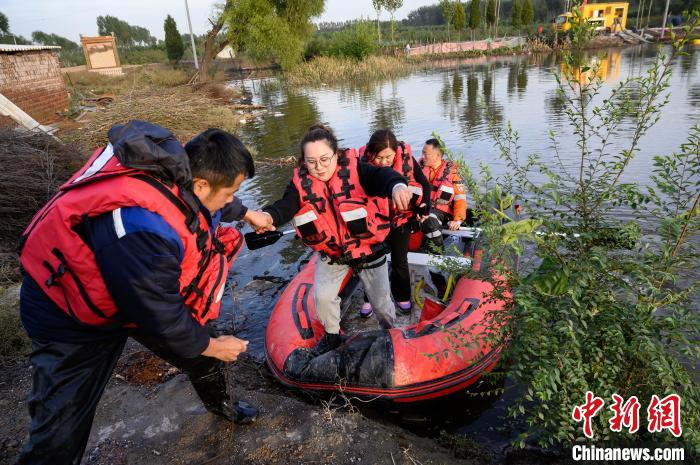 救援人員將受災(zāi)民眾轉(zhuǎn)移至安全地帶?！№f亮 攝