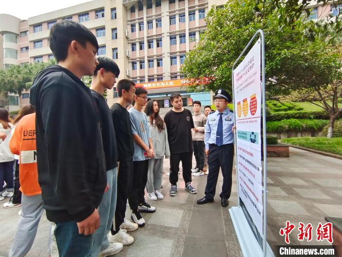 重慶市公安局九龍坡區(qū)分局近日組織多個(gè)單位，在校園內(nèi)開(kāi)展“網(wǎng)絡(luò)安全進(jìn)校園”活動(dòng)?！≈貞c市公安局九龍坡區(qū)分局 攝