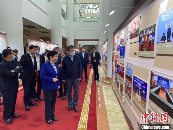 開幕式后，與會人員參觀山東大學社會服務成就展?！五?攝