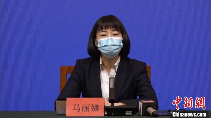 烏魯木齊市頭屯河區(qū)副區(qū)長馬麗娜稱，將全力以赴做好疫情防控工作，堅決防止疫情蔓延擴散。　趙雅敏 攝