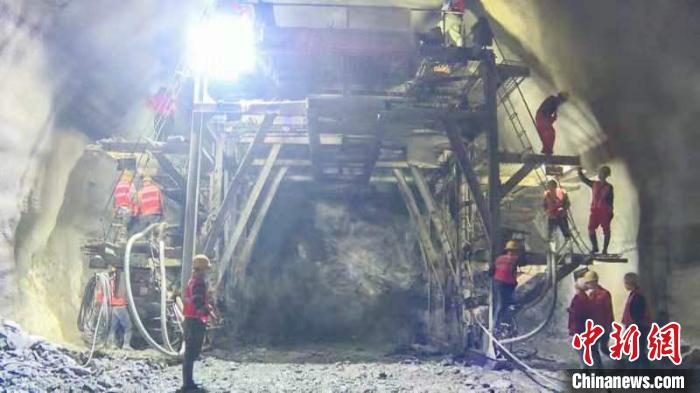 中鐵六局太原公司克服困難，正洞突破月最高進(jìn)尺258米，斜井單月進(jìn)尺190米的紀(jì)錄?！⊥瘋?攝