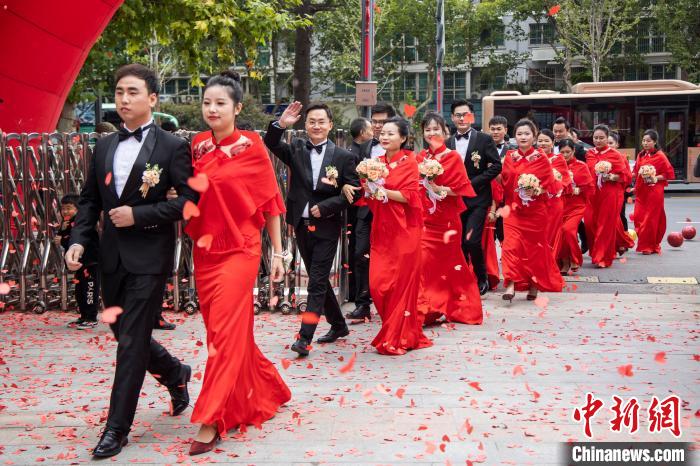 圖為走下雙層公交婚車，新人們步入儀式現(xiàn)場(chǎng)?！⊥跬?攝