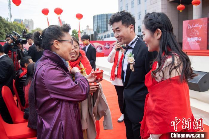 圖為新人們向父母敬茶?！⊥跬?攝