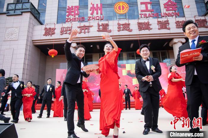 圖為新人為現(xiàn)場(chǎng)觀禮親友分撒喜糖。　王威 攝