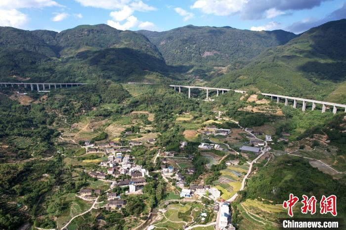 林柄村依山而建，風(fēng)光旖旎。　王東明 攝