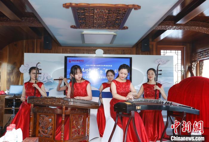 民樂團(tuán)在行走于運(yùn)河上的一艘畫舫內(nèi)演奏?！?lt;a target='_blank' href='http://www.chinanews.com/'>中新社</a>記者 盛佳鵬 攝