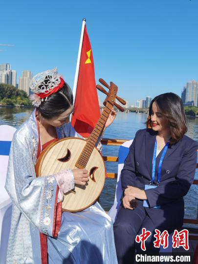 迪拜中阿衛(wèi)視記者伊曼(右)“討教”如何彈上一曲“千古絕唱”?！?lt;a target='_blank' href='http://www.chinanews.com/'>中新社</a>記者 盛佳鵬 攝