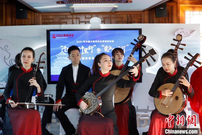 民樂團(tuán)在行走于運(yùn)河上的一艘畫舫內(nèi)演奏。　<a target='_blank' href='http://www.chinanews.com/'>中新社</a>記者 盛佳鵬 攝