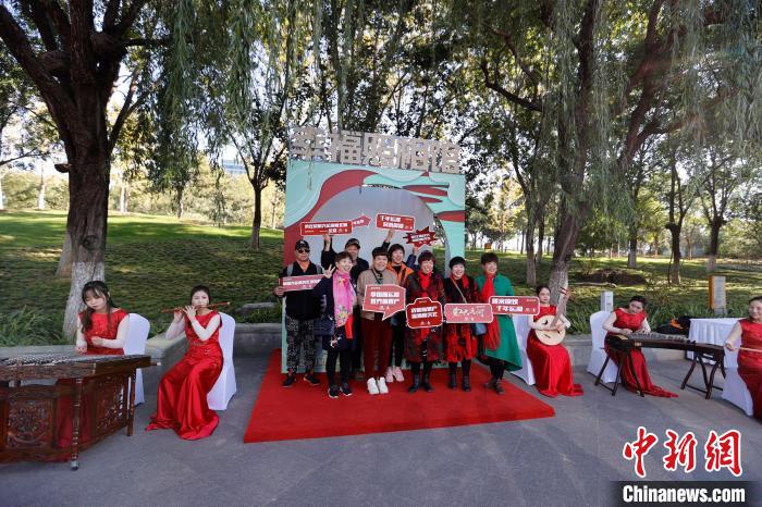 民樂團(tuán)在運(yùn)河岸邊演奏。圖為民眾紛紛打卡“幸福照相館”?！?lt;a target='_blank' href='http://www.chinanews.com/'>中新社</a>記者 盛佳鵬 攝