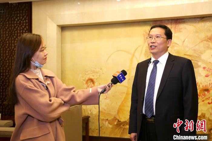 10月17日，“千年運(yùn)河千里行”暨“愛(ài)上大運(yùn)河”中外媒體采風(fēng)團(tuán)到訪棗莊，棗莊市副市長(zhǎng)接受記者采訪?！∩骋?jiàn)龍 攝