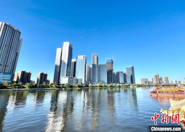 大運河與現(xiàn)代化高樓相映。　張煜歡 攝