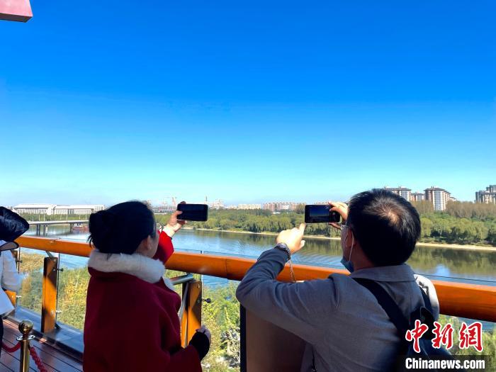 游客在月島觀景臺上拍照留念?！堨蠚g 攝