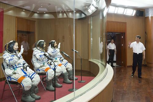 2013年6月11日，習(xí)近平總書記來到酒泉衛(wèi)星發(fā)射中心航天員公寓問天閣，為即將出征的航天員壯行。新華社記者 李學(xué)仁 攝.jpg