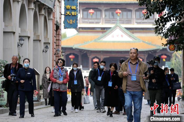 10月18日，“千年運河千里行”暨“愛上大運河”活動的中外媒體記者參觀臺兒莊古城?！∩骋婟?攝