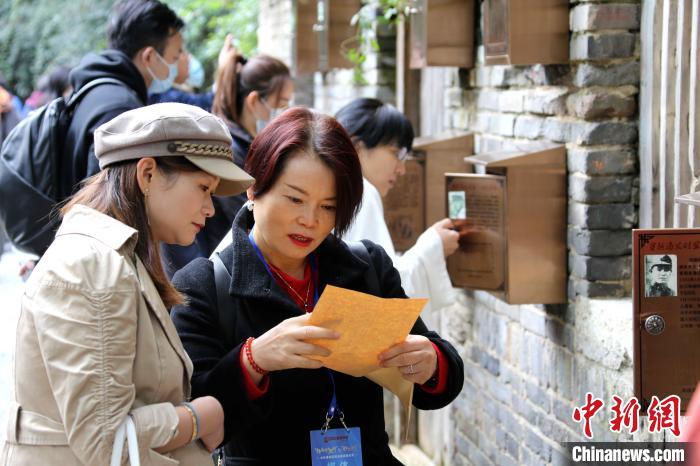 10月18日，“千年運河千里行”暨“愛上大運河”活動的中外媒體記者參觀臺兒莊古城?！∩骋婟?攝