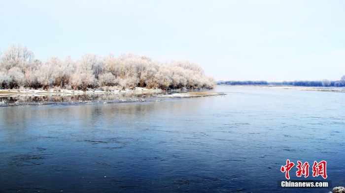 中俄邊境小城額爾古納迎來(lái)今年首場(chǎng)霧凇景觀