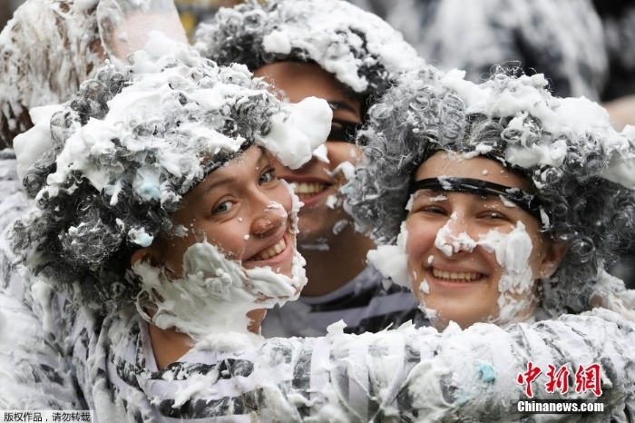 開學(xué)狂歡！英國(guó)大學(xué)新生展開“泡沫大戰(zhàn)”