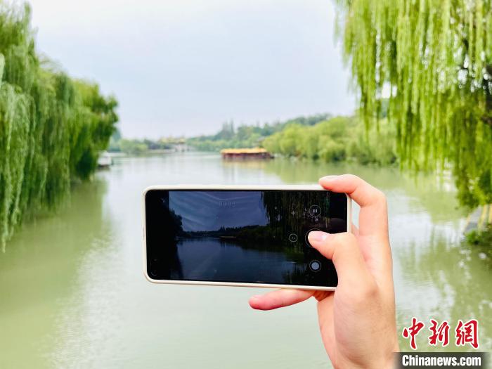 游客記錄瘦西湖風(fēng)景?！堨蠚g 攝