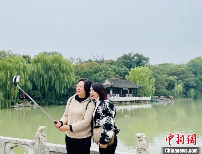 游客在瘦西湖合影留念?！堨蠚g 攝