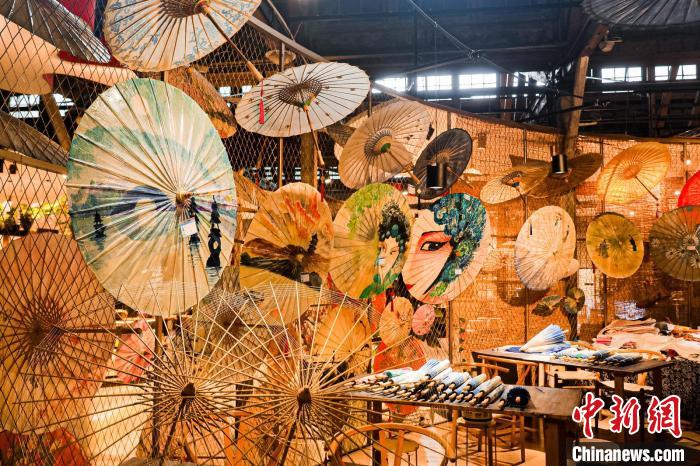 廟會(huì)現(xiàn)場(chǎng)傳統(tǒng)傘藝展示?！≈鬓k方 供圖