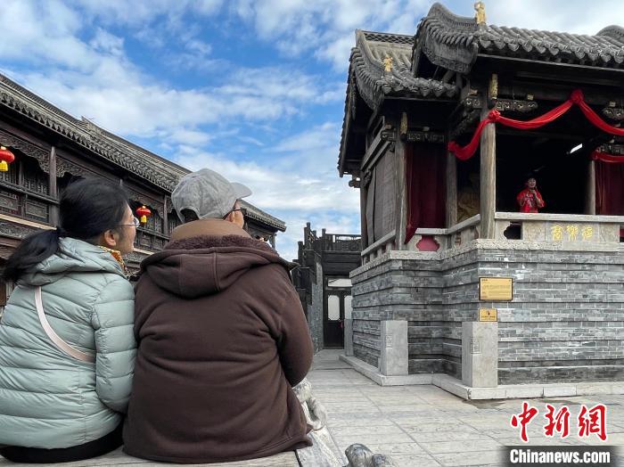 游客在臺兒莊古城欣賞戲曲演出?！堨蠚g 攝