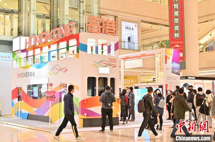 10月22日，內(nèi)蒙古自治區(qū)呼和浩特市，觀眾參觀香港非物質(zhì)文化遺產(chǎn)展?！⑽娜A 攝