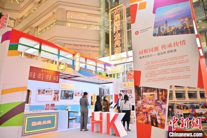 10月22日，內(nèi)蒙古自治區(qū)呼和浩特市，觀眾參觀香港非物質(zhì)文化遺產(chǎn)展?！⑽娜A 攝