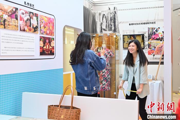 10月22日，市民在香港非物質(zhì)文化遺產(chǎn)展上拍攝。