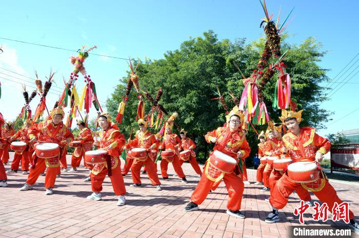 河北省隆堯縣千戶營鄉(xiāng)招子鼓廣場上，隆堯縣滏陽中學(xué)的學(xué)生們在練習(xí)招子鼓?！《虐貥?攝