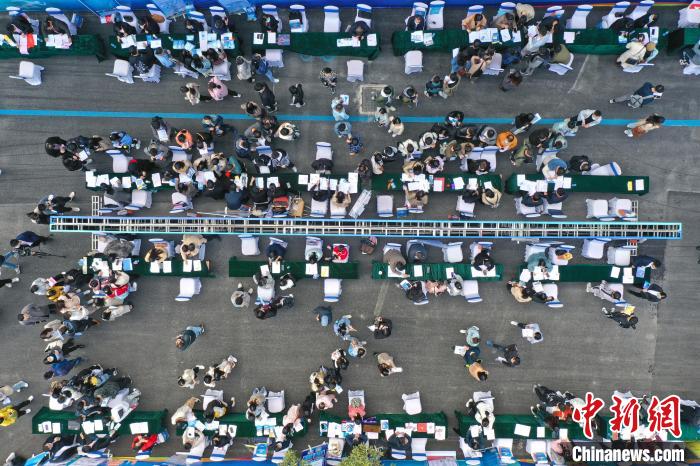 圖為航拍下的南昌大學前湖校區(qū)校園招聘活動戶外現(xiàn)場。　劉占昆 攝