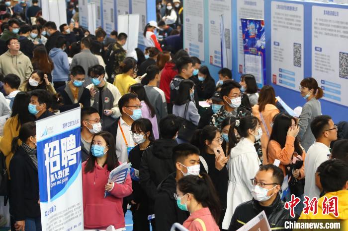 圖為南昌大學前湖校區(qū)校園招聘活動現(xiàn)場，求職的學生人潮涌動?！⒄祭?攝