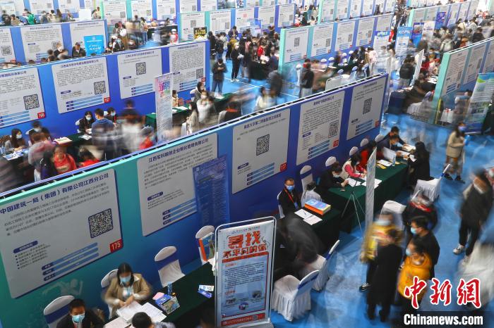 圖為南昌大學前湖校區(qū)校園招聘活動現(xiàn)場，求職的學生人潮涌動?！⒄祭?攝