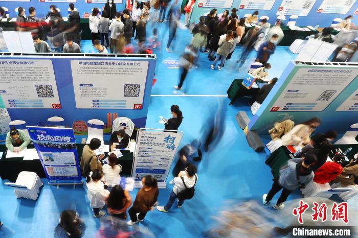 圖為南昌大學前湖校區(qū)校園招聘活動現(xiàn)場，求職的學生人潮涌動。　劉占昆 攝