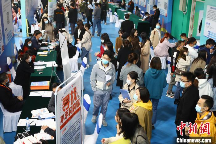 圖為南昌大學前湖校區(qū)校園招聘活動現(xiàn)場的求職人員?！⒄祭?攝