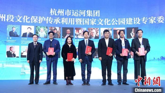 聘任現(xiàn)場(chǎng)。　王剛 攝