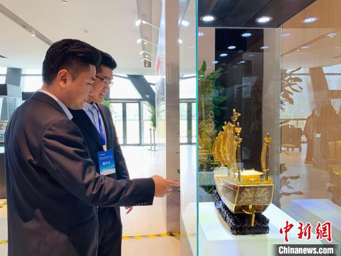 觀眾參觀北京展品?！」溻?攝