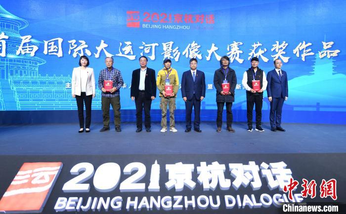 首屆國際大運河影像大賽為獲獎?wù)叽磉M行頒獎。　王剛 攝