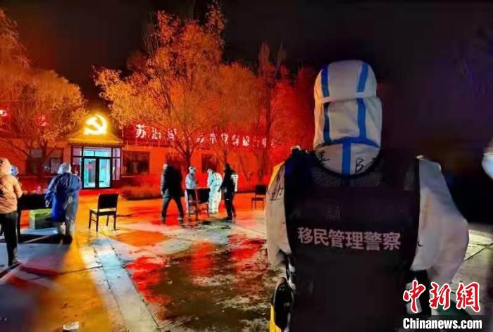 圖為戰(zhàn)疫中的移民管理警察?！⊥跽窈?攝
