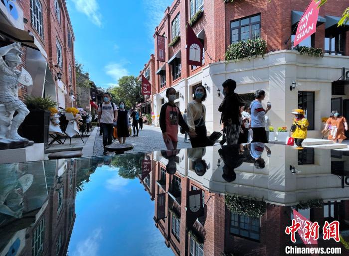 圖為市民在福州煙臺山商業(yè)漫步街區(qū)一期逛街游玩。　張斌 攝