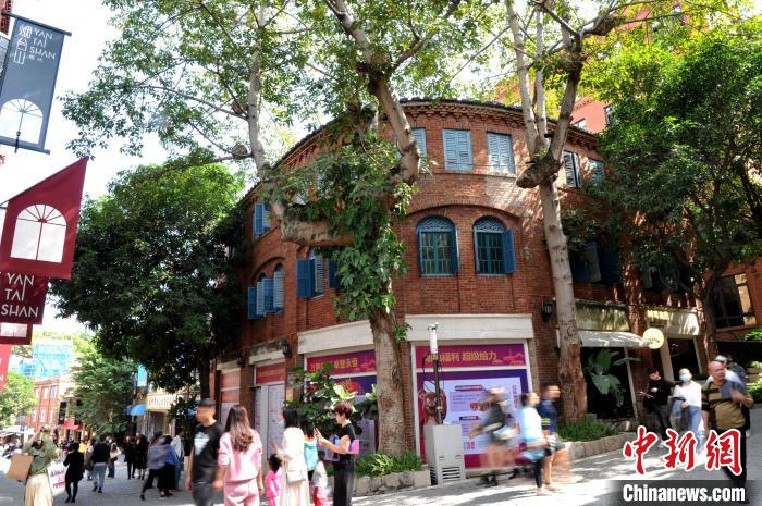 圖為市民在福州煙臺山商業(yè)漫步街區(qū)一期逛街游玩。　張斌 攝