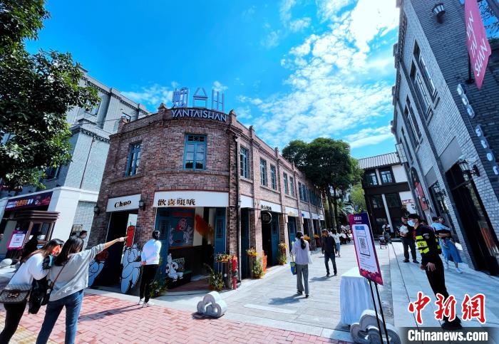 圖為市民在福州煙臺山商業(yè)漫步街區(qū)一期逛街游玩?！埍?攝