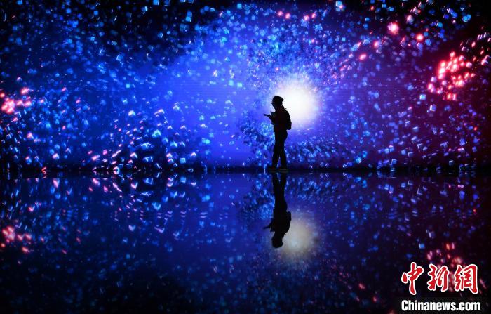 圖為：參觀者在體驗絢麗的光影互動裝置?！⊥鮿?攝