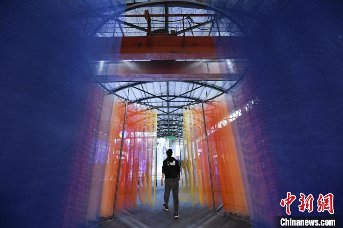 圖為：參觀者通過藝術(shù)裝置《永恒之光》進入展覽現(xiàn)場。　王剛 攝