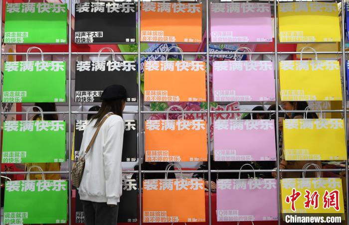 圖為：參觀者在“快樂大賣場”駐足觀看設(shè)計獨特的手提袋。　王剛 攝