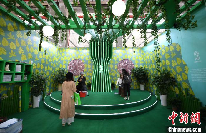 圖為：展覽現(xiàn)場的劇本游戲吸引參觀者?！⊥鮿?攝