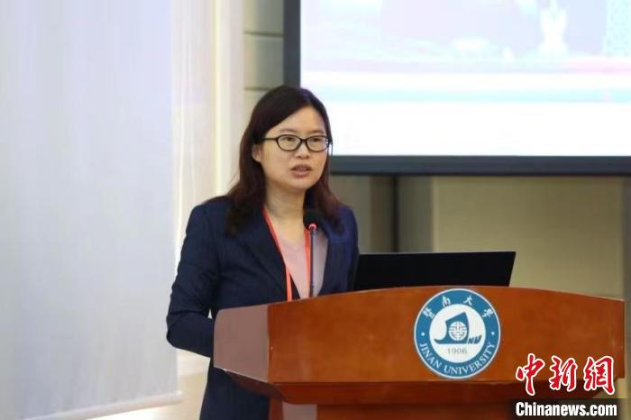 暨南大學(xué)經(jīng)濟(jì)學(xué)院副院長(zhǎng)鐘韻教授發(fā)言?！◆吣洗髮W(xué)供圖