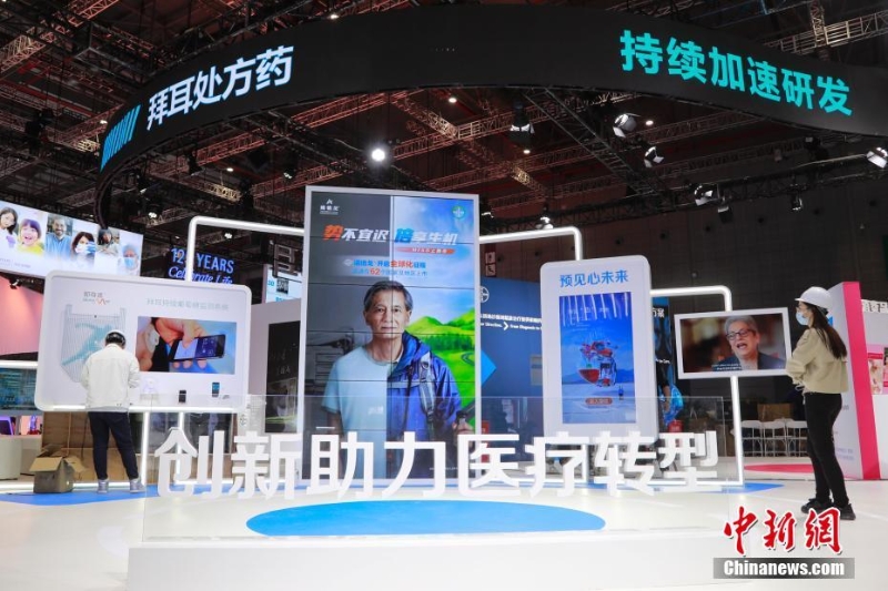 進(jìn)博會(huì)開幕在即 工作人員加緊布展