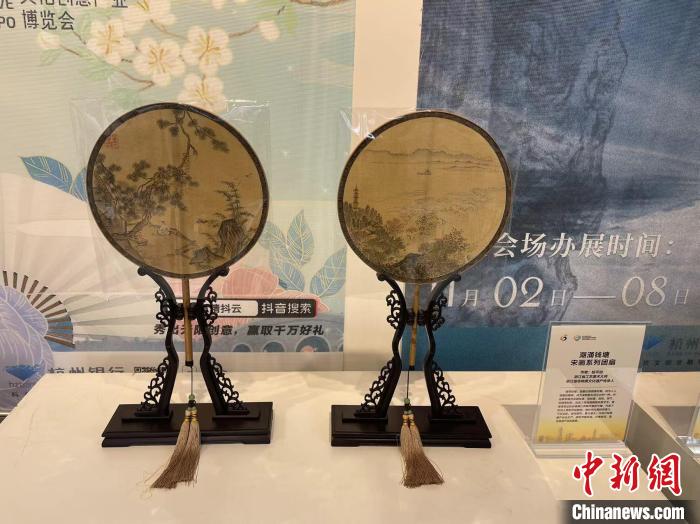 開幕式現(xiàn)場進(jìn)行的部分文創(chuàng)產(chǎn)品展示?！⊥τ?攝