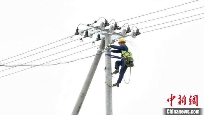 2021年瑪納斯縣清潔能源改造項(xiàng)目，共涉及7個(gè)鄉(xiāng)鎮(zhèn)19個(gè)鄉(xiāng)村振興示范村?！●R宏霞 攝